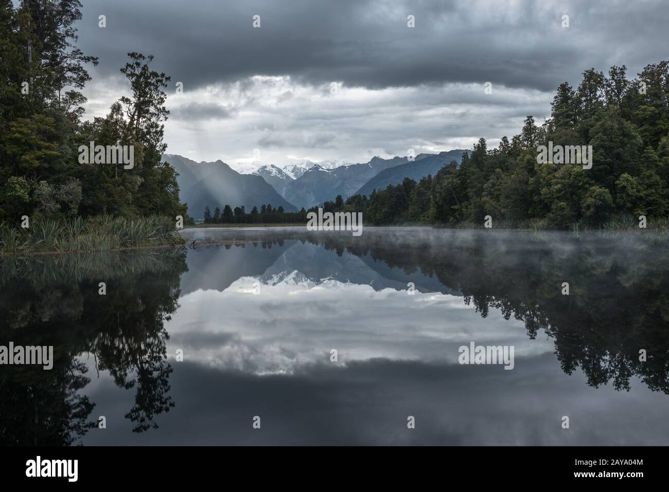 La montagne enneigée lointain se reflète dans l'eau du lac Matheson Banque D'Images