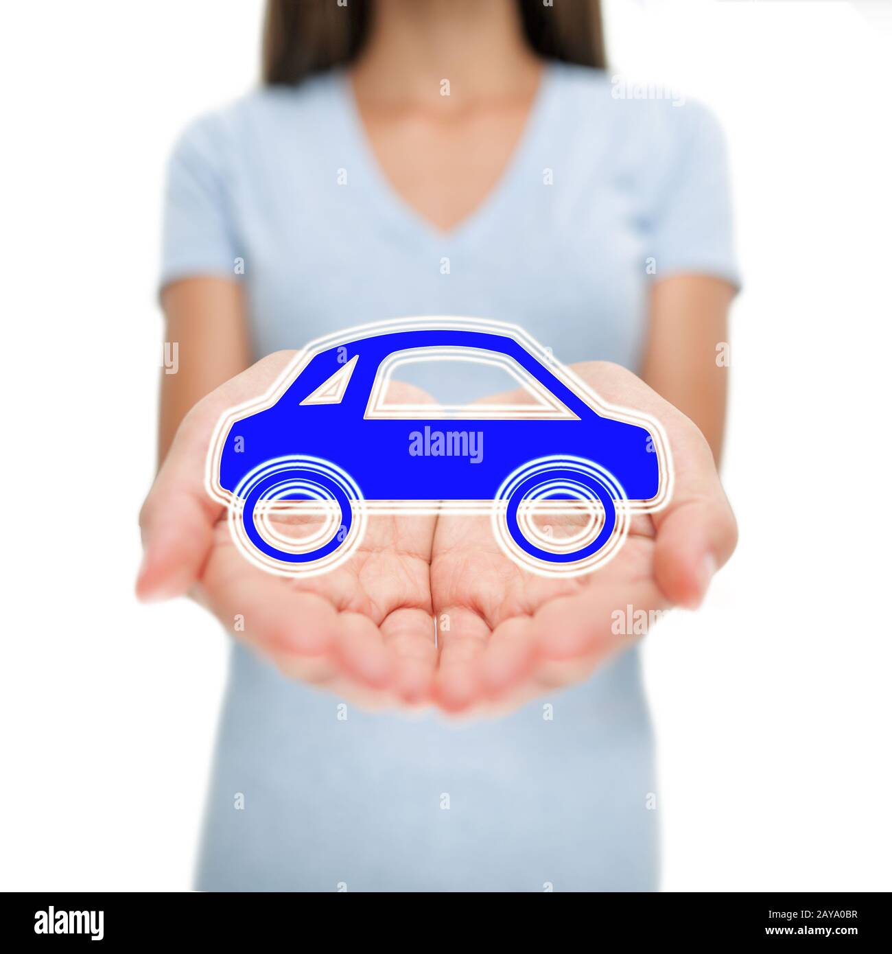 Femme d'affaires de voiture montrant le concept de design. Location de voiture ou assurance de petite automobile bleue pour le transport ou le bail. Mains ouvertes. Environnement écologique hybride électrique assurance automobile concept. Banque D'Images