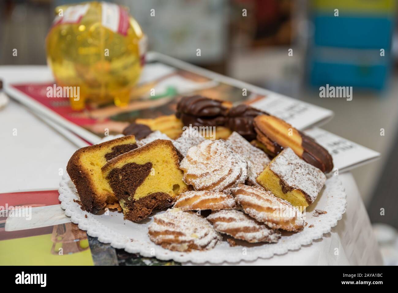 une délicieuse sélection de gâteaux et de biscuits sur la plaque Banque D'Images