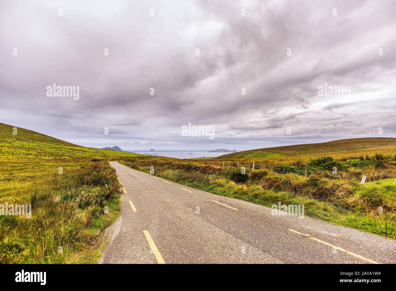 Route menant à la côte et aux îles à une distance Banque D'Images