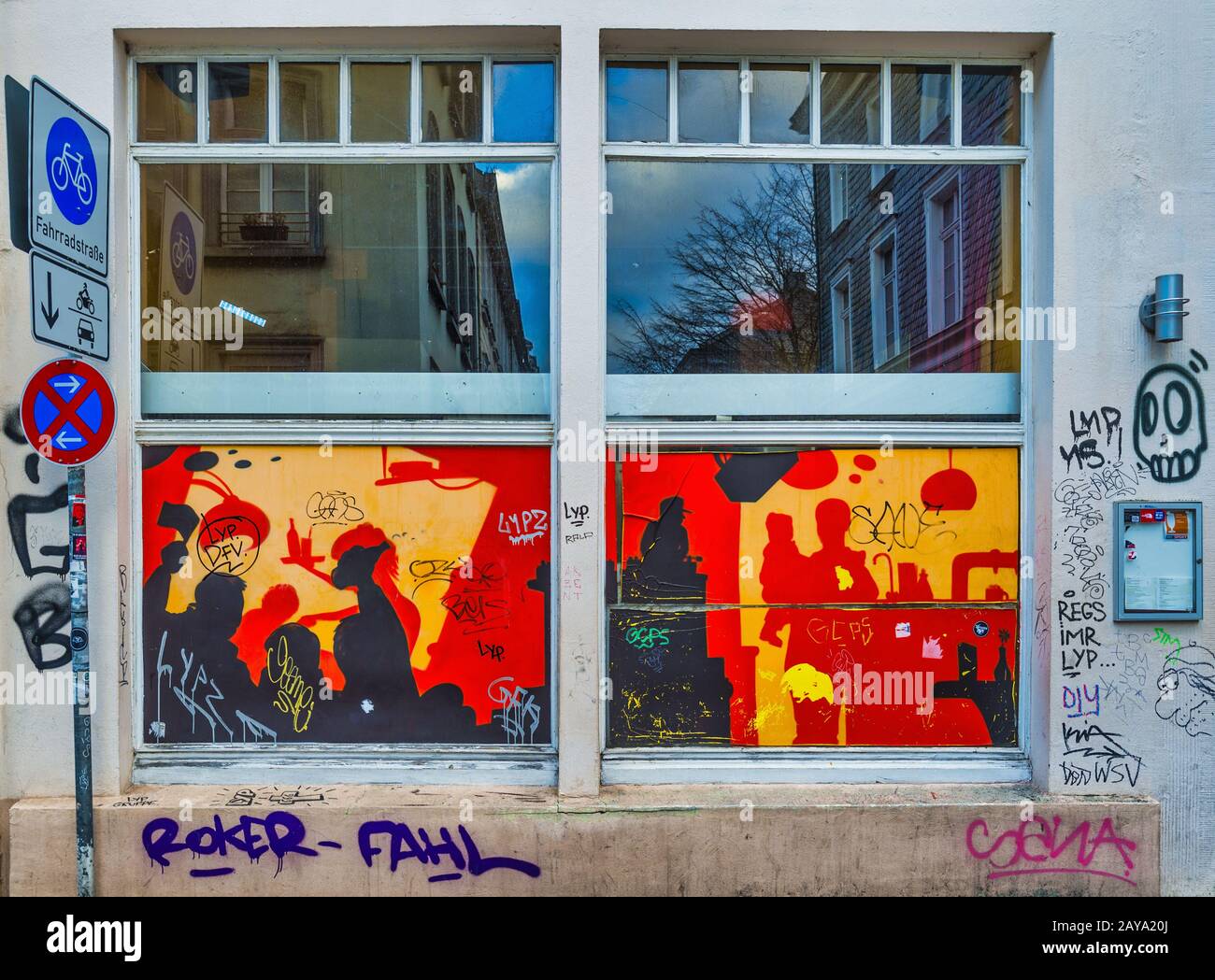 Panneaux de signalisation et fenêtres avec graffitis Banque D'Images