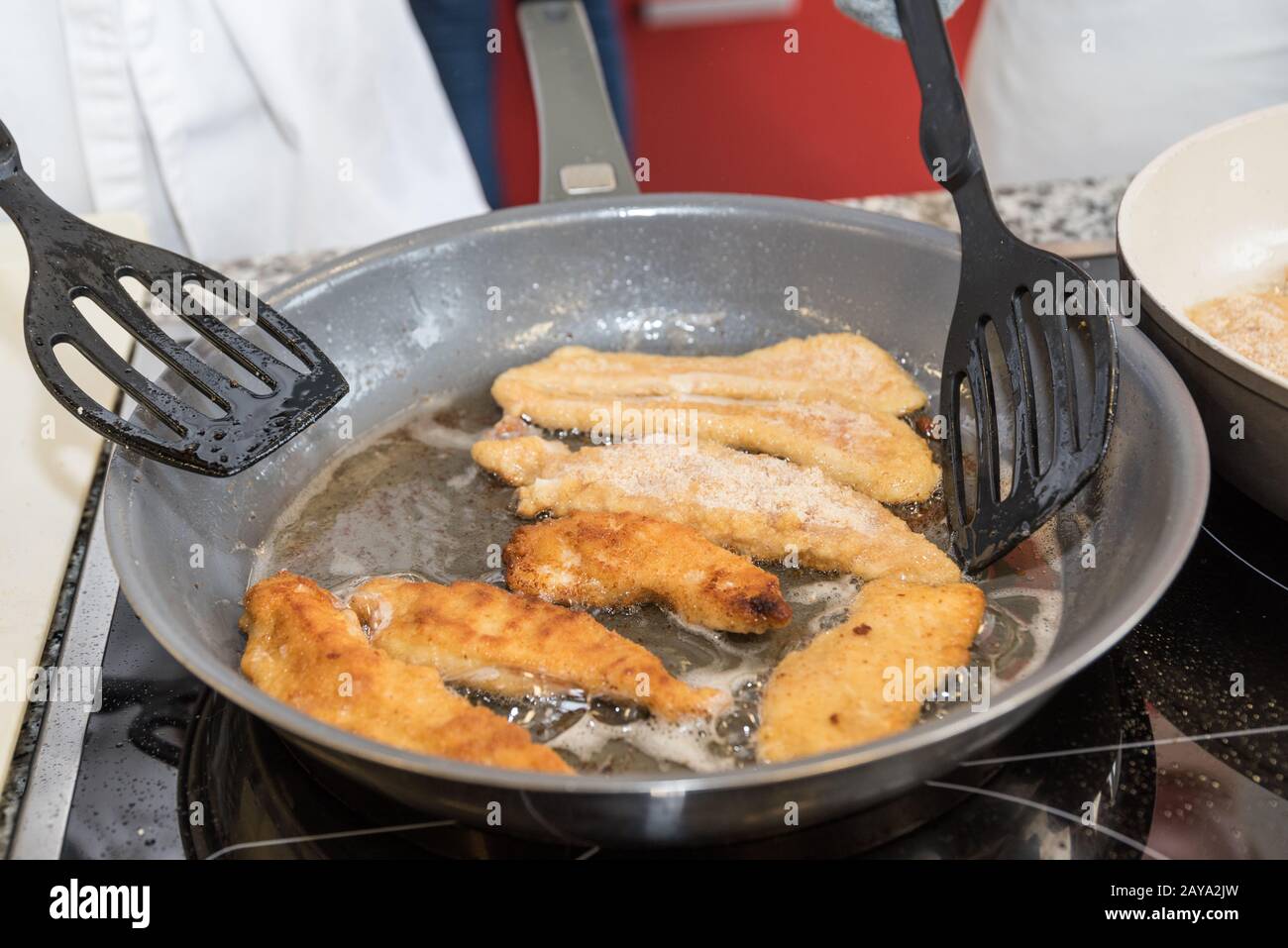 Faire cuire les toasts dans la viande panée de la poêle à pain - gros plan Banque D'Images