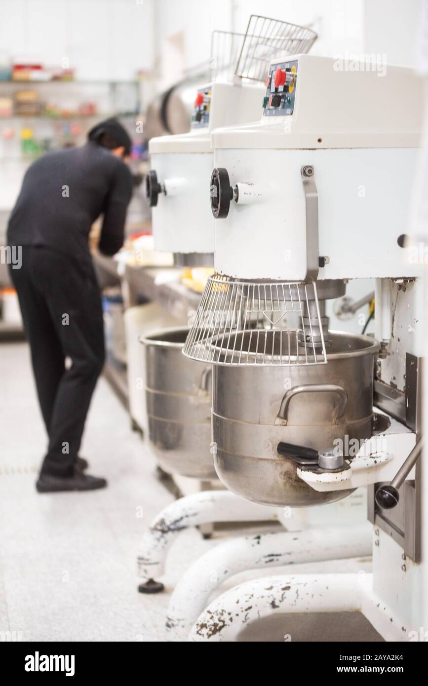 Machine à pétrir industrielle, dans la cuisine de la pâtisserie Photo Stock  - Alamy