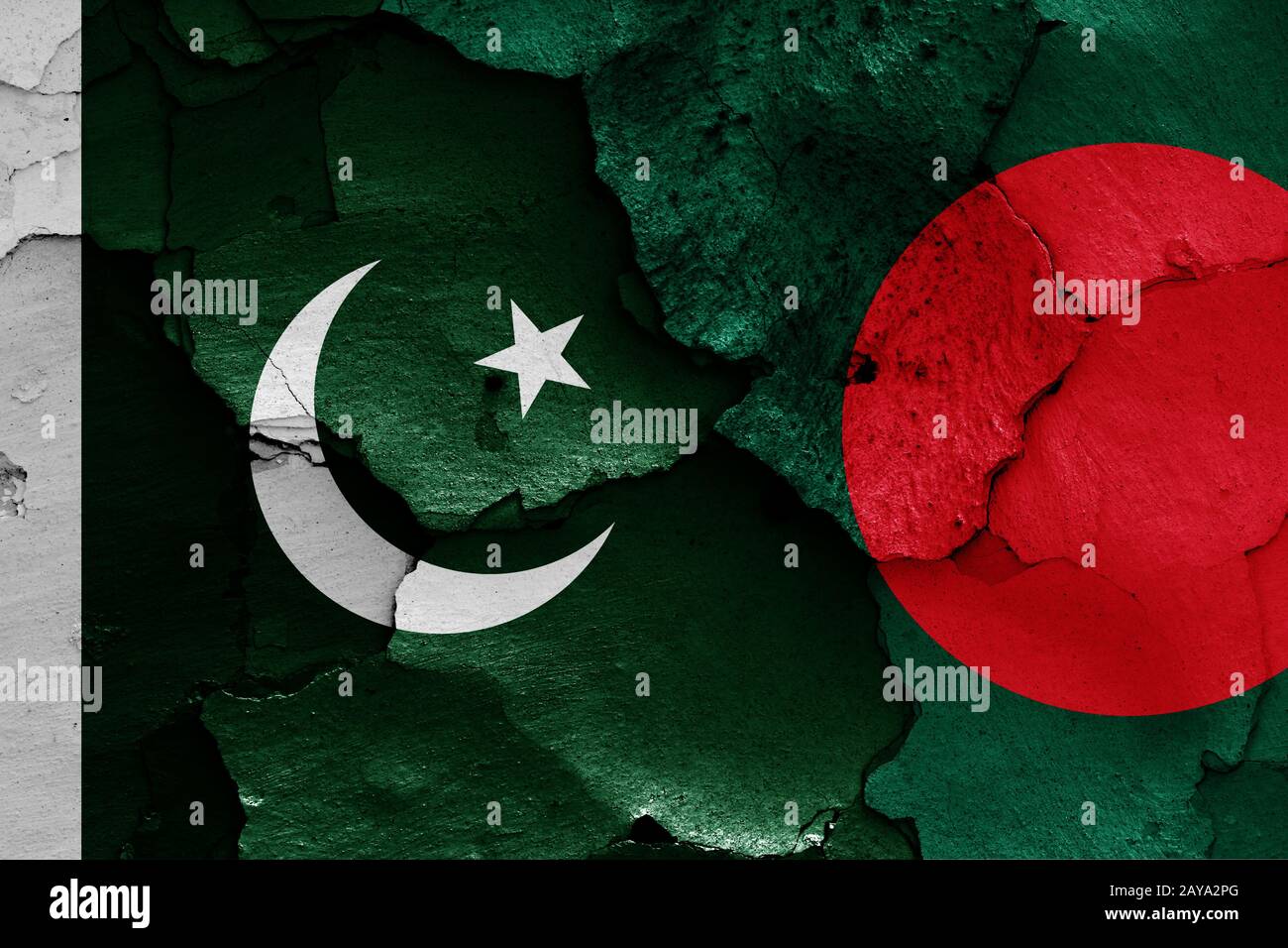 Drapeaux du Pakistan et du Bangladesh peints sur un mur fissuré Banque D'Images