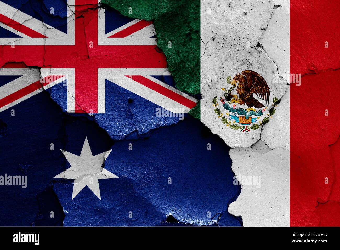 Drapeaux de l'Australie et le Mexique peint sur mur fissuré Banque D'Images