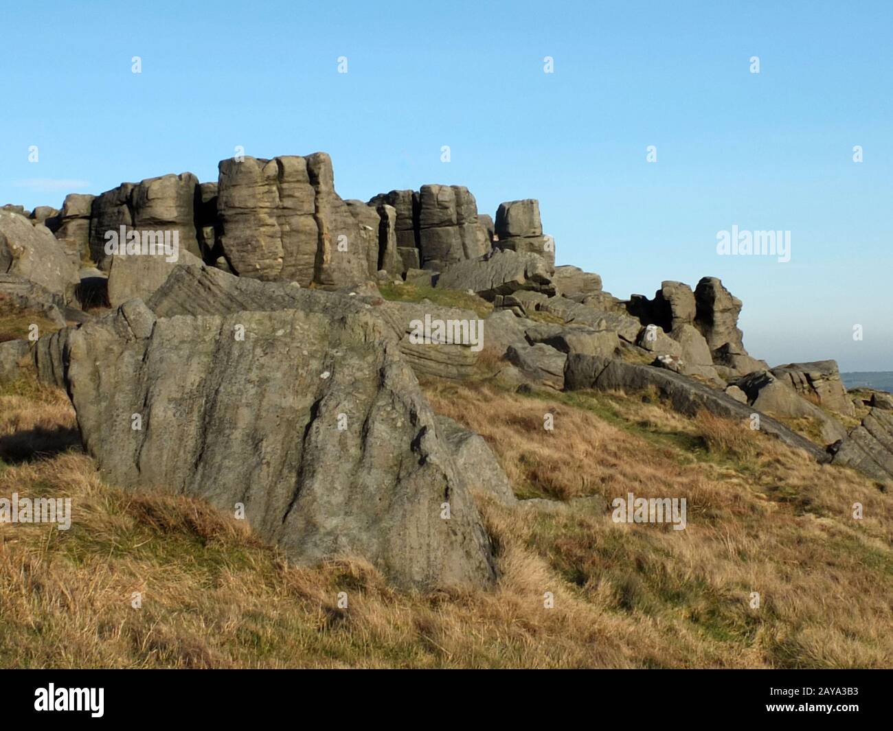 grande affleurement de pierre de gris robuste aux bridestones une grande formation de roche dans le yorkshire de l'ouest près de todm Banque D'Images