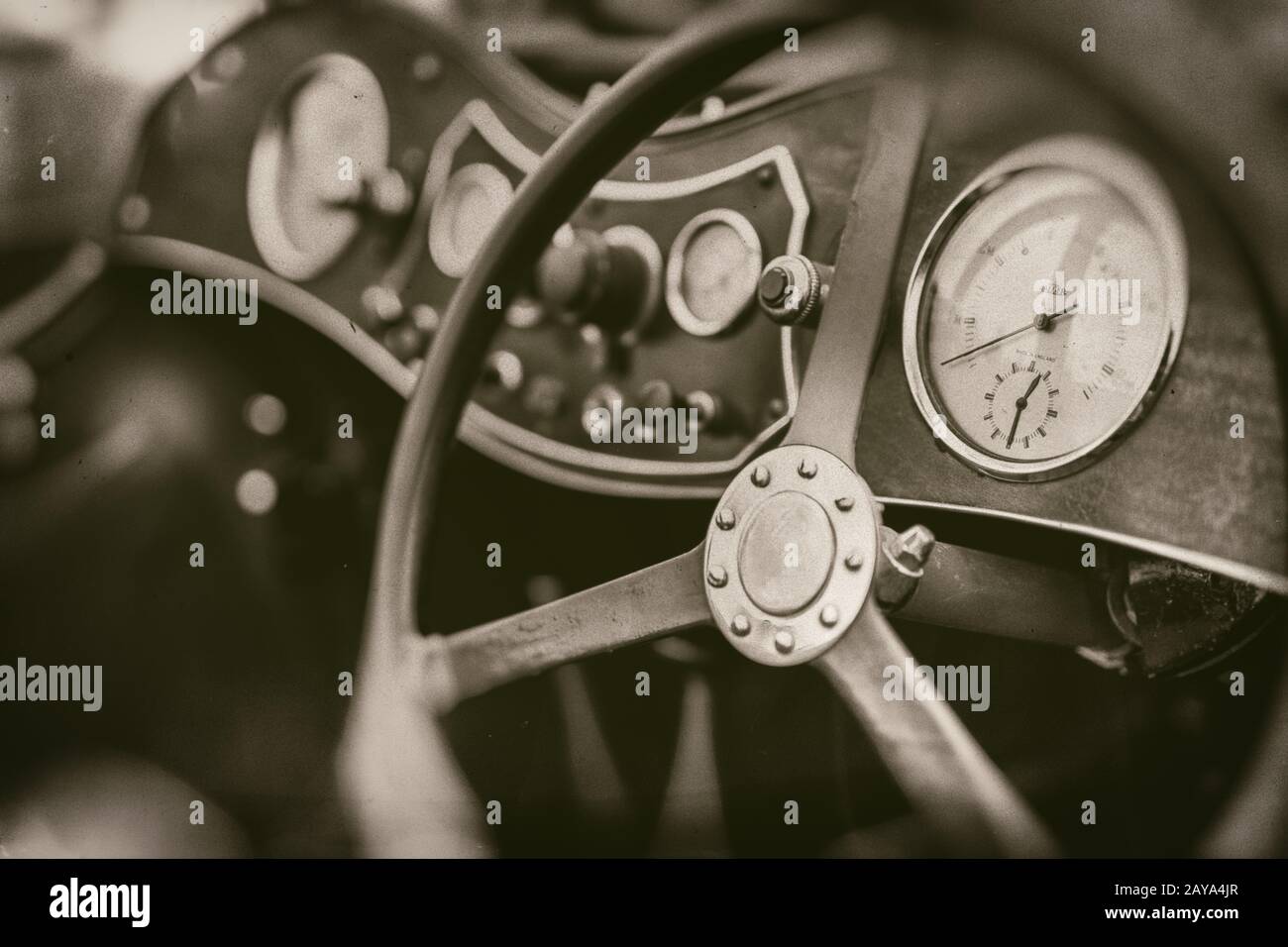 Tableau de bord et volant d'une voiture de sport d'époque Banque D'Images
