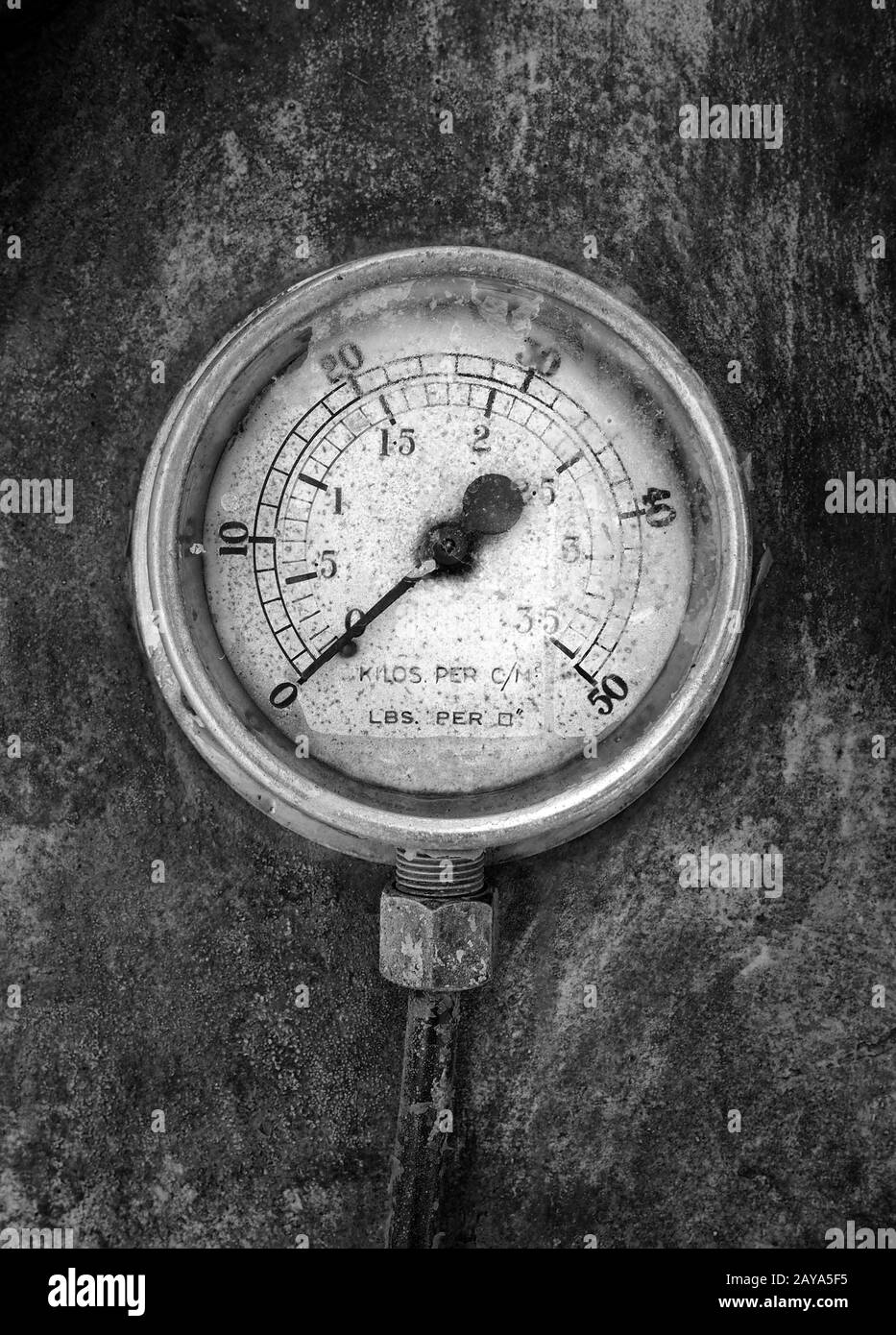 image monochrome d'un manomètre industriel rond avec chiffres autour du cadran Banque D'Images