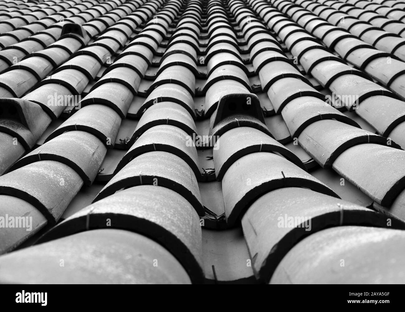 vue en perspective de la réduction du plein format monochrome d'un vieux toit avec des tuiles incurvées en lignes Banque D'Images