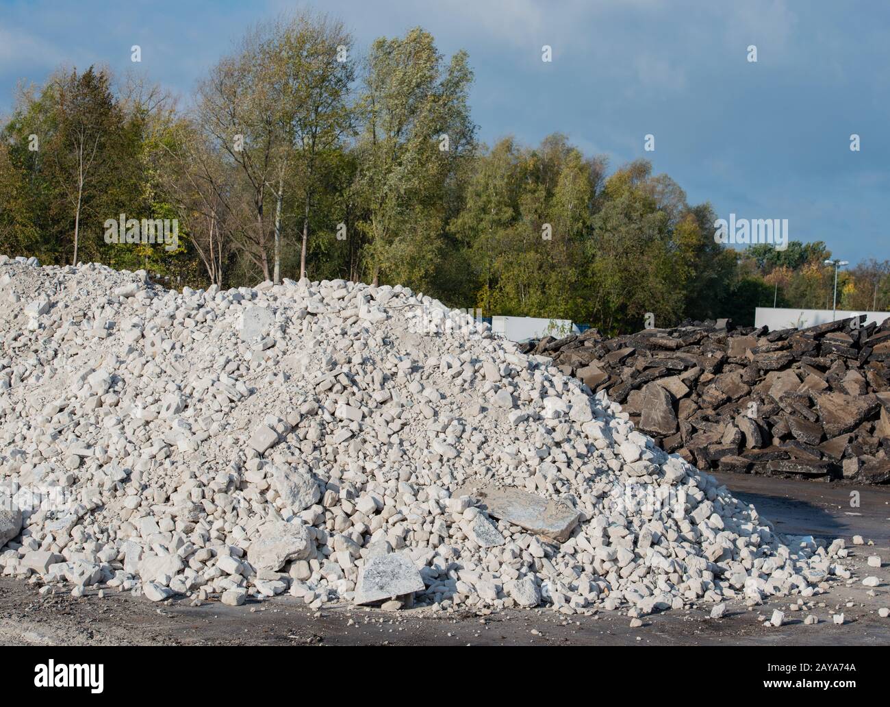Tas de gravier après une démolition de bâtiment sur un site de construction Banque D'Images