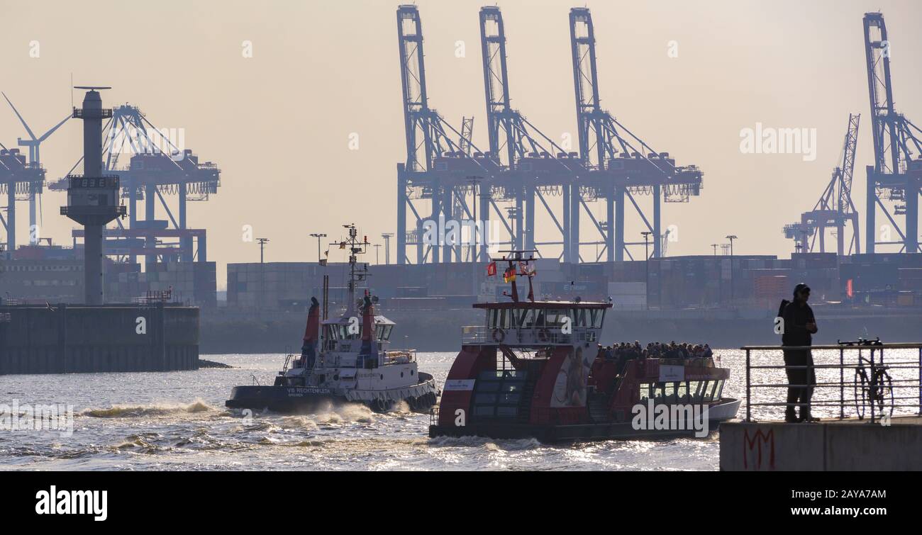 Les remorqueurs de bateaux et les bateaux d'excursion conduisent l'Elbe dans le port de Hambourg Container terminal Burchardkai Banque D'Images