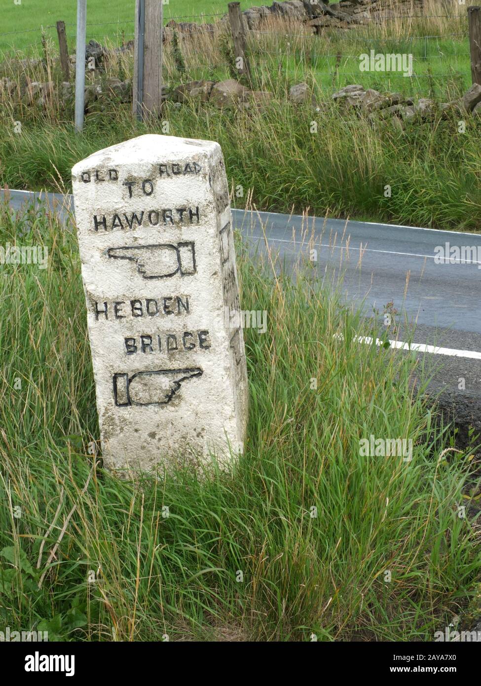 ancien marqueur de direction de pierre sur l'ancienne route entre howarth  et le pont hebden avec des doigts sculptés indiquant le chemin Photo Stock  - Alamy