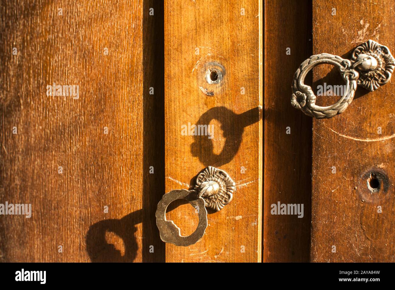 Ancien porte en bois armoire négligées poignées en métal rétro closeup Banque D'Images Ancien porte en bois armoire négligées poignées en métal rétro closeup Banque D'Images