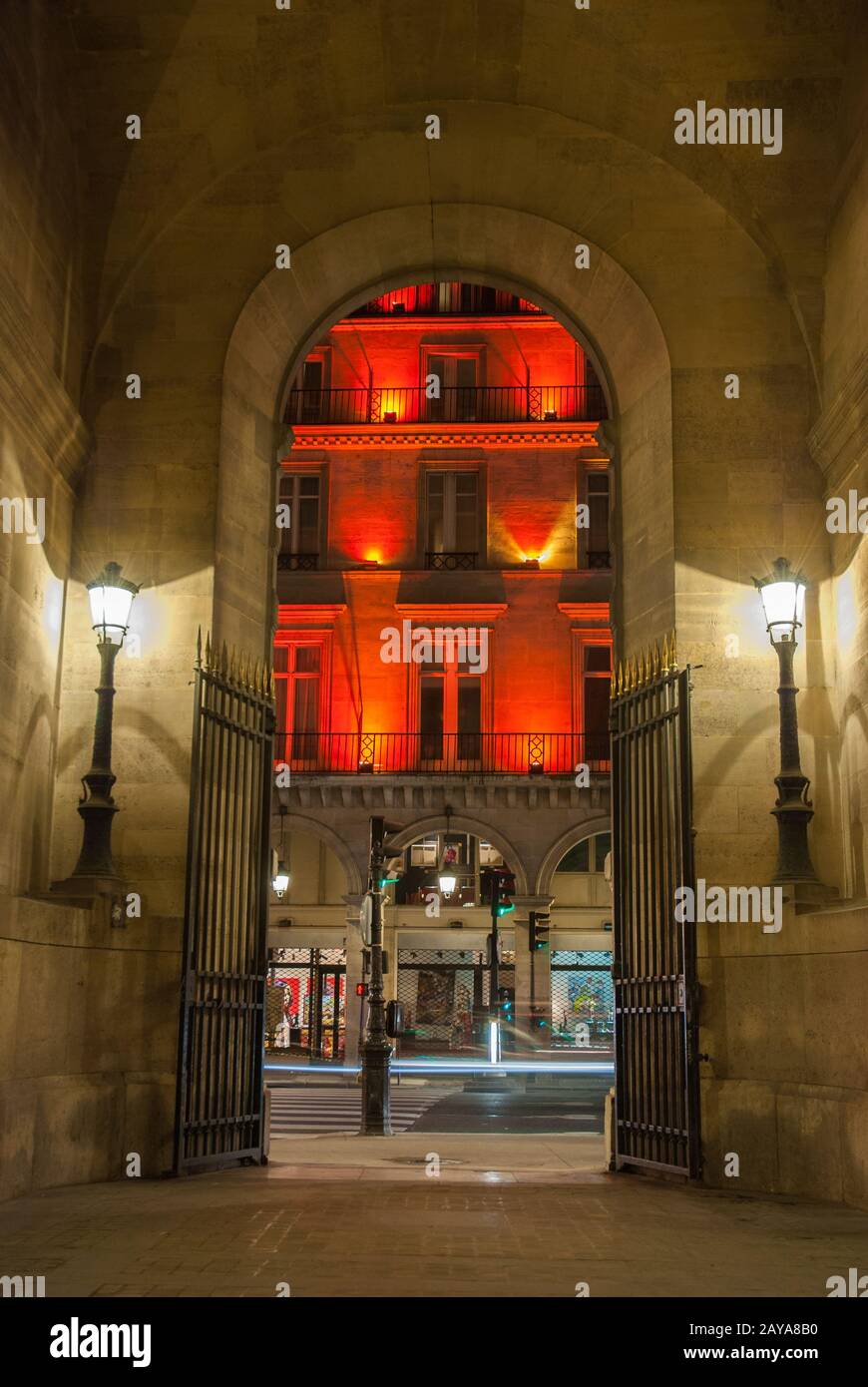 Paris, France - 04 août 2006 : l'arche de la Galerie Vivienne est une lampe de rue éclairée une attraction touristique de Paris Banque D'Images