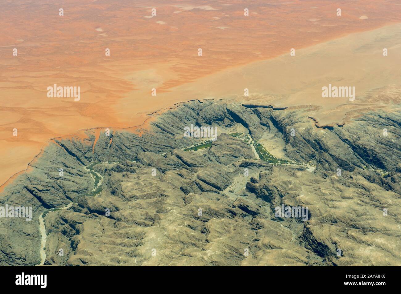 Photo aérienne du vol à destination de Sossusvlei de la rivière sèche Kuiseb dans le désert du Namib près de Walvis Bay, dans le centre-ouest de la Namibie. Banque D'Images