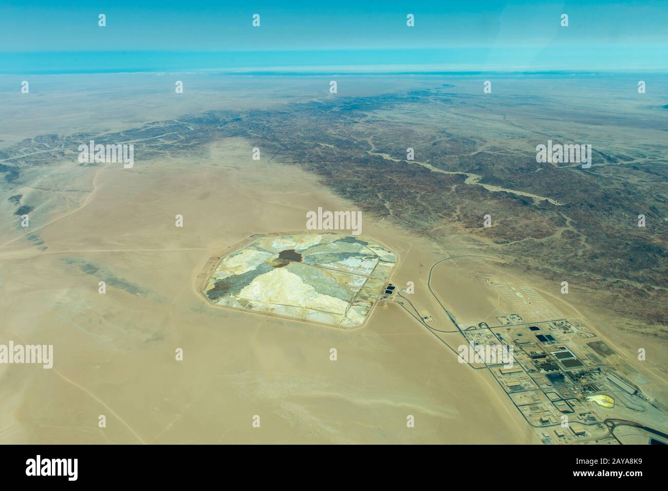 Photo aérienne du vol à destination de Sossusvlei de l'opération de la mine d'uranium de Rossing en Namibie, située dans le désert du Namib près de la ville d'Ara Banque D'Images