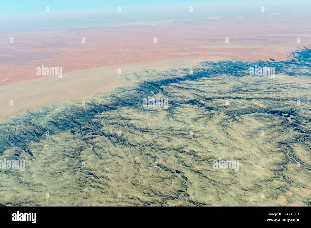 Photo aérienne du vol à destination de Sossusvlei de la rivière sèche Kuiseb dans le désert du Namib près de Walvis Bay, dans le centre-ouest de la Namibie. Banque D'Images
