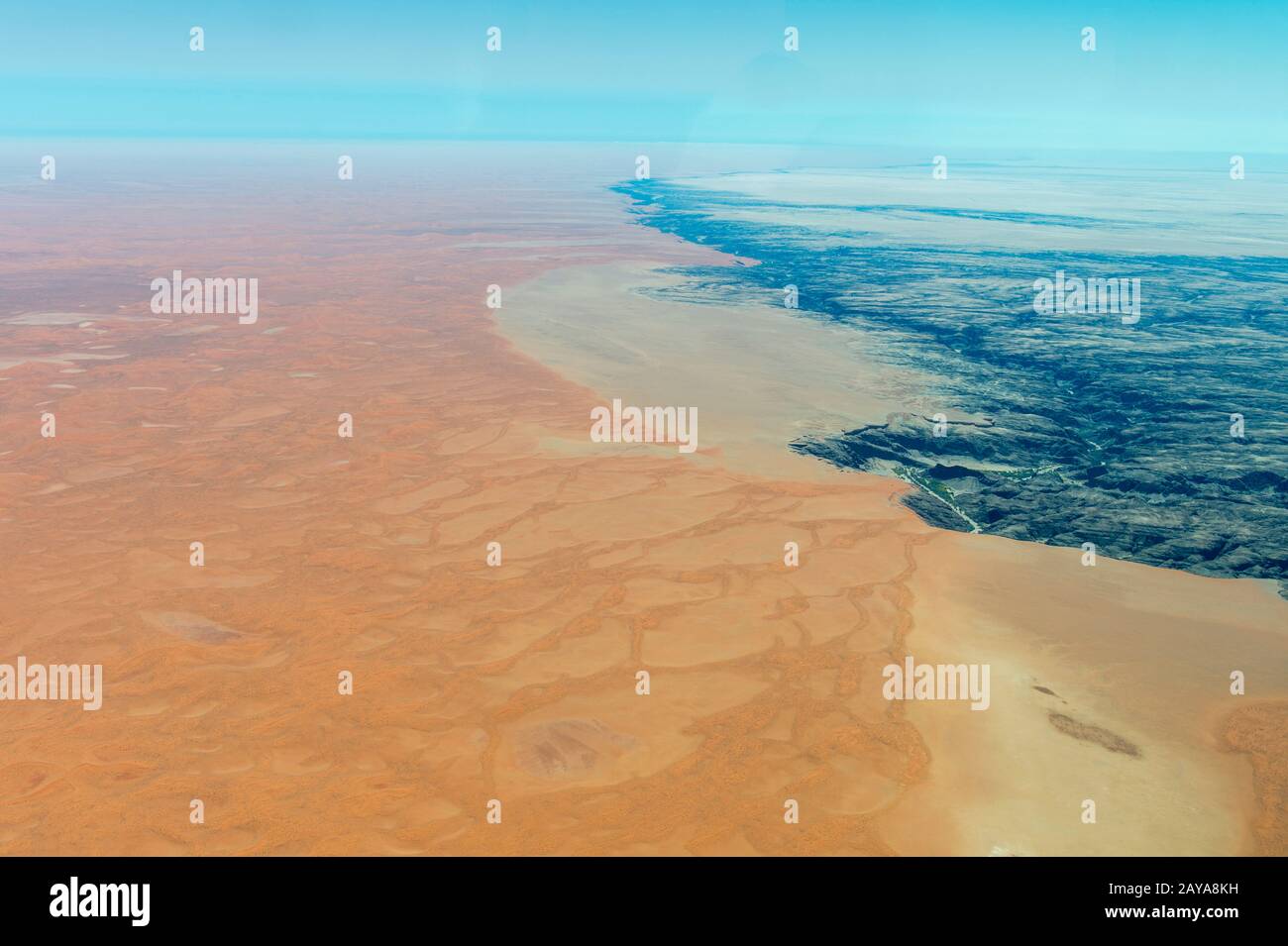 Photo aérienne du vol vers Sossusvlei du paysage sec près de Sossusvlei dans la partie sud du désert du Namib, dans la nation du Namib-Naukluft Banque D'Images