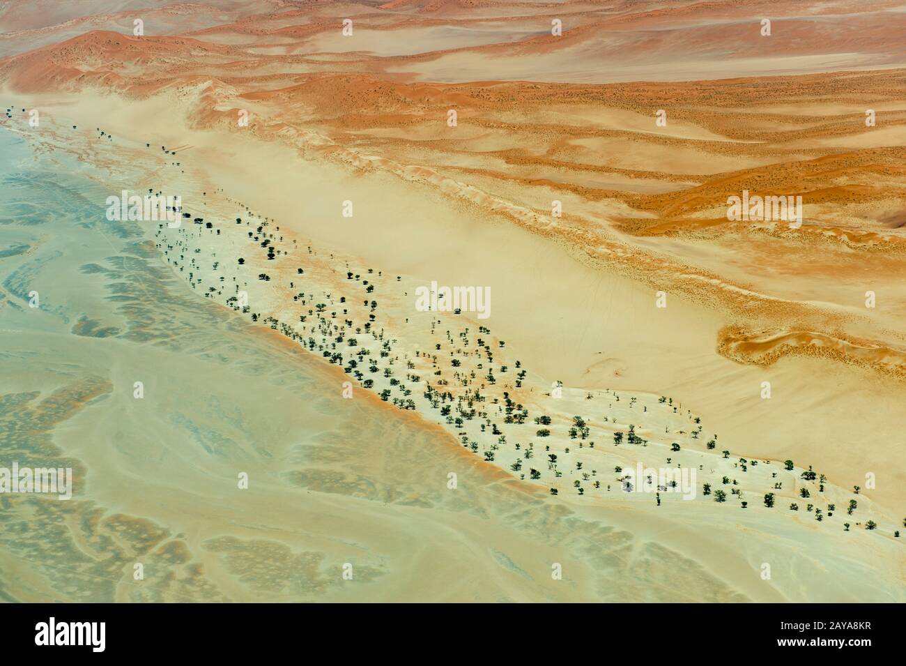 Photo aérienne du vol vers Sossusvlei du paysage sec près de Sossusvlei dans la partie sud du désert du Namib, dans la nation du Namib-Naukluft Banque D'Images
