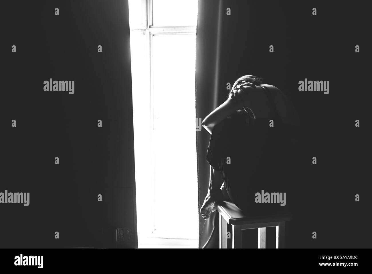 Le Theme Social La Solitude Des Femmes Douleur Souffrance Abastration Famille De Violence Masculine Une Jeune Belle Femme Caucasienne En Noir Photo Stock Alamy
