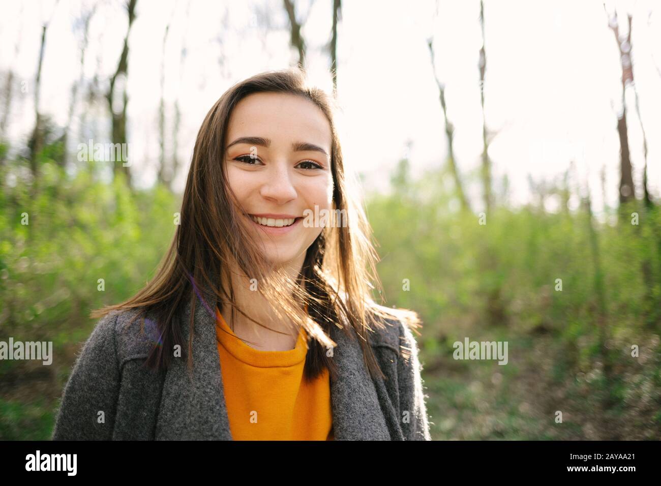 Jeune et attrayante femme debout et riant dans les bois. Style de vie, santé et prot. Enviromental Banque D'Images