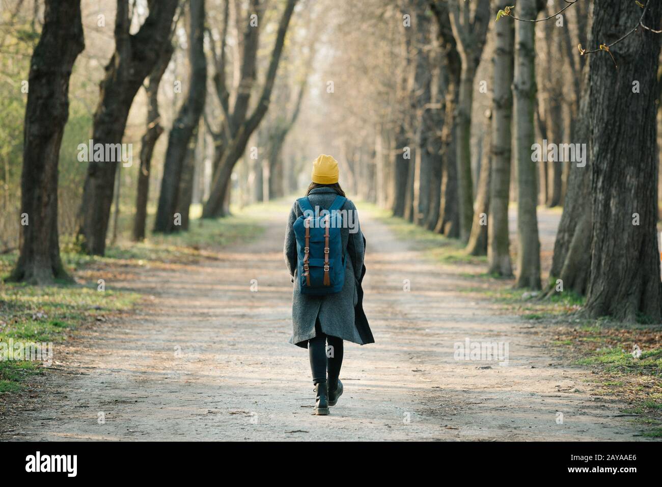 Jeune femme marchant sur une avenue de son voyage. Banque D'Images