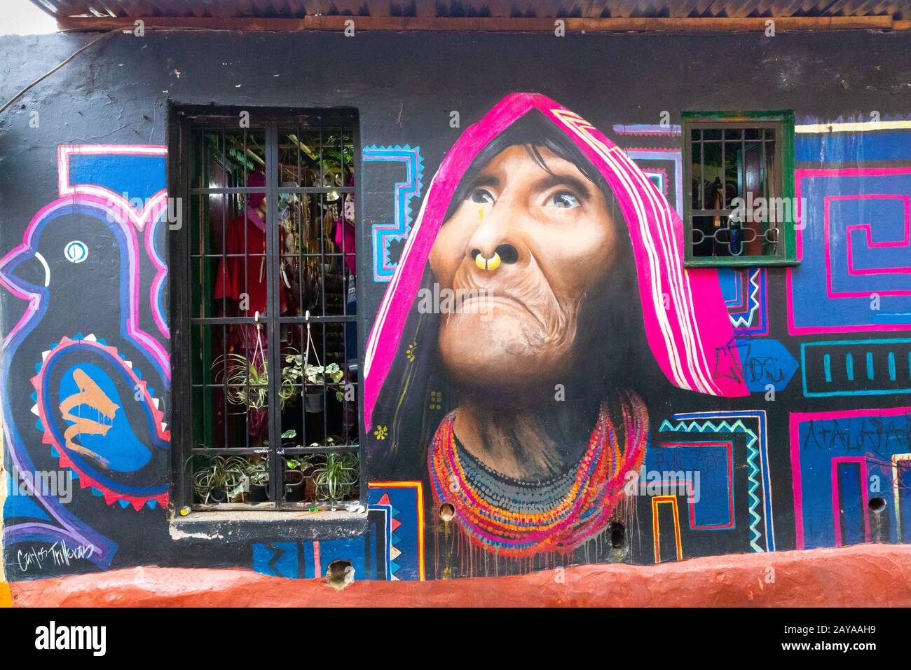 Façade de la maison du quartier de Bogota la Candelaria avec peintures murales représentant un autochtone Banque D'Images