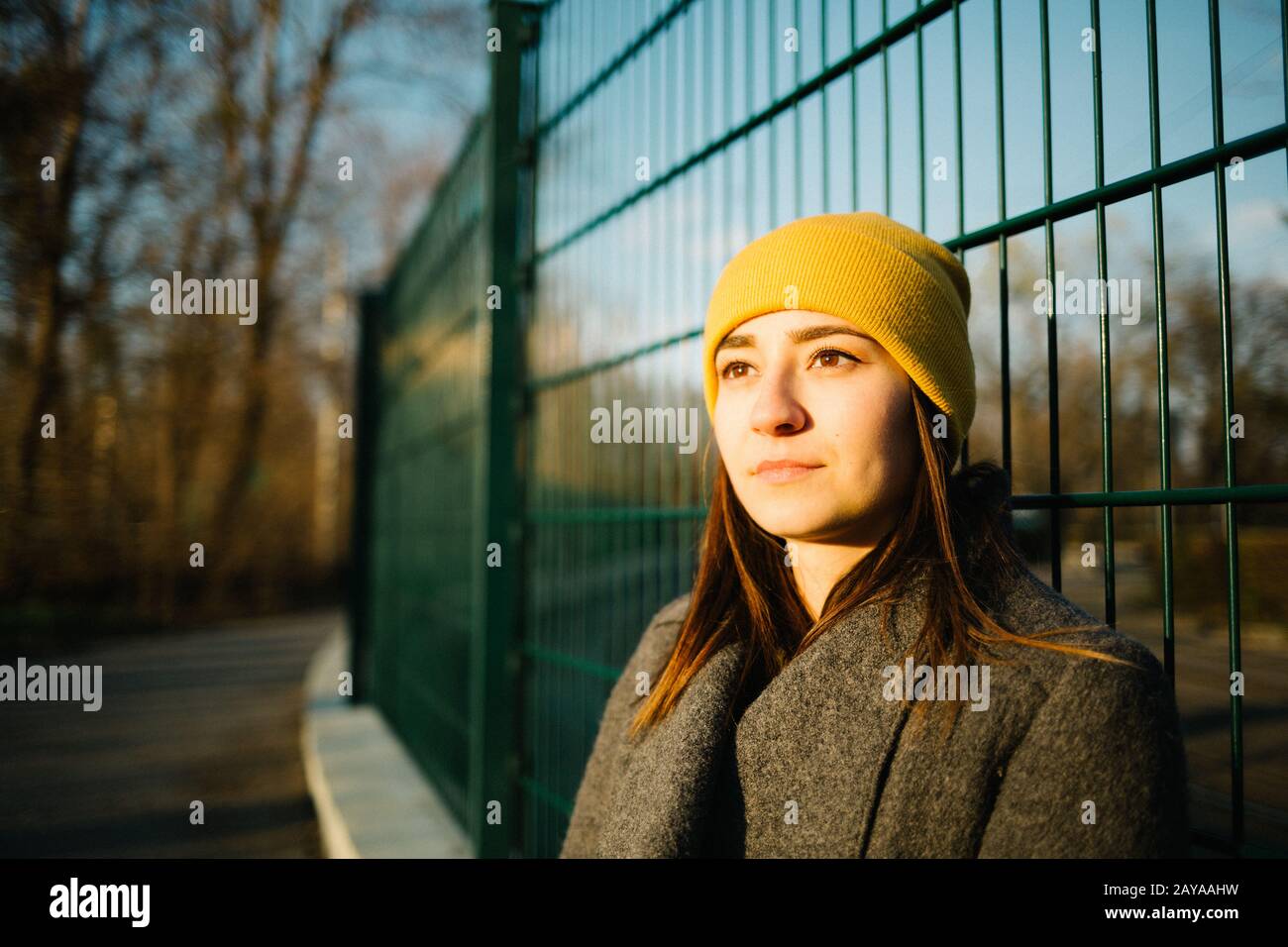 Portrait de femme au coucher du soleil. Tranquillité, piscine et méditant concept. Banque D'Images