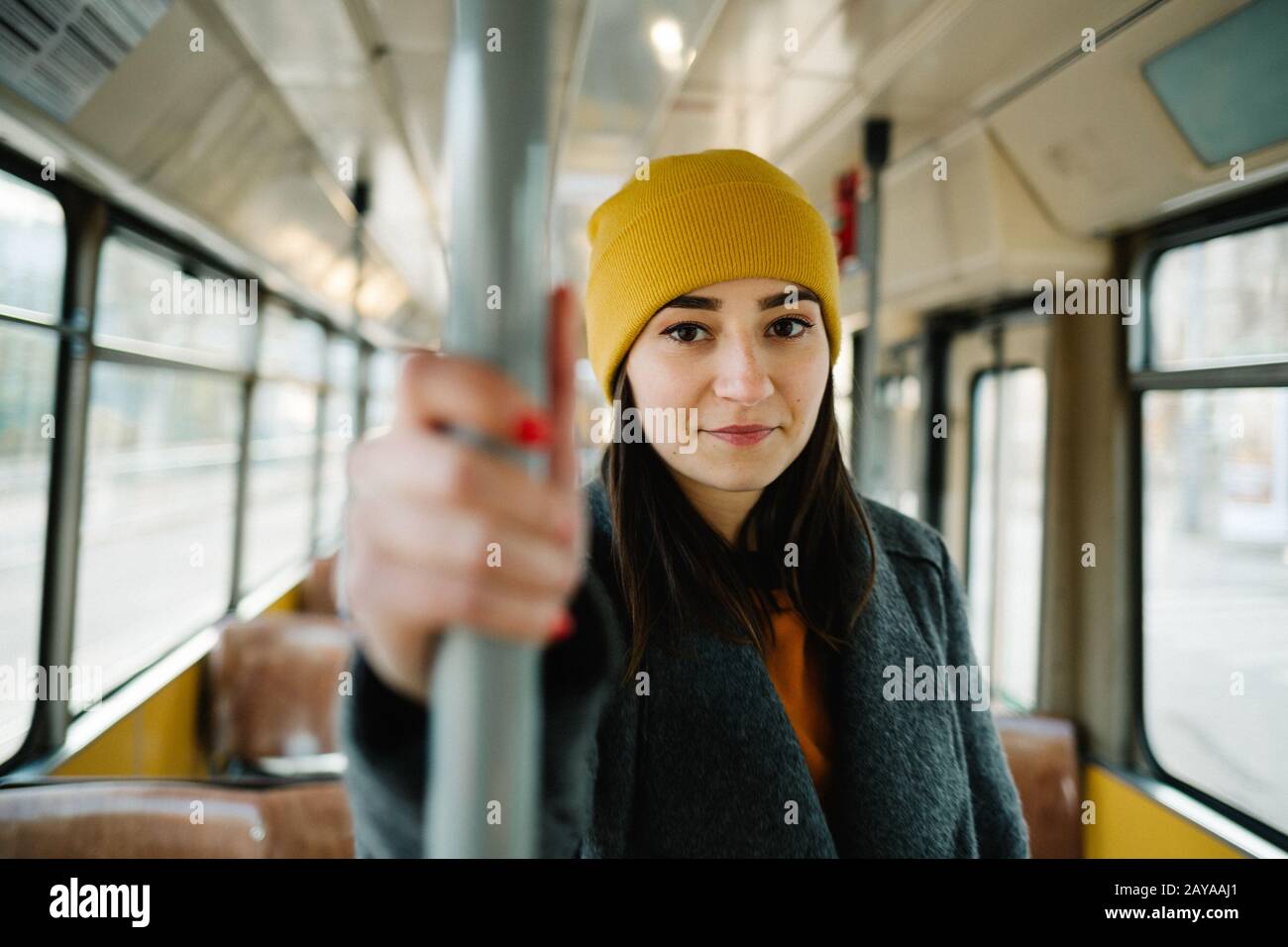 Jeune femme debout dans un wagon d'un tramway de conduite. Transports, voyages et de style de concept. Banque D'Images