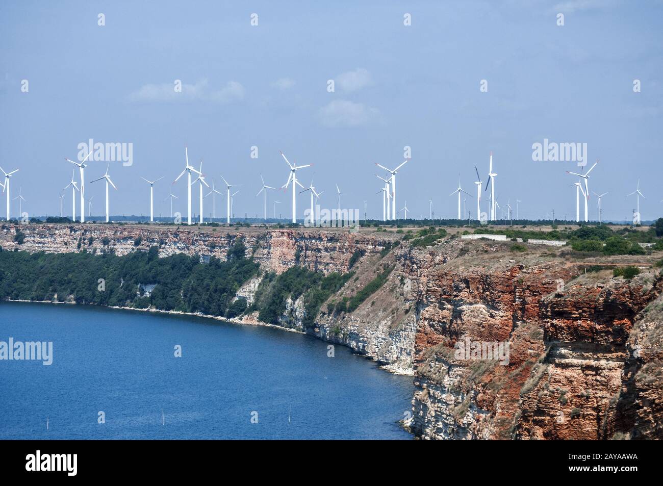 Vue panoramique de la baie et d'aérogénérateurs power energy park sur paysage de mer Banque D'Images