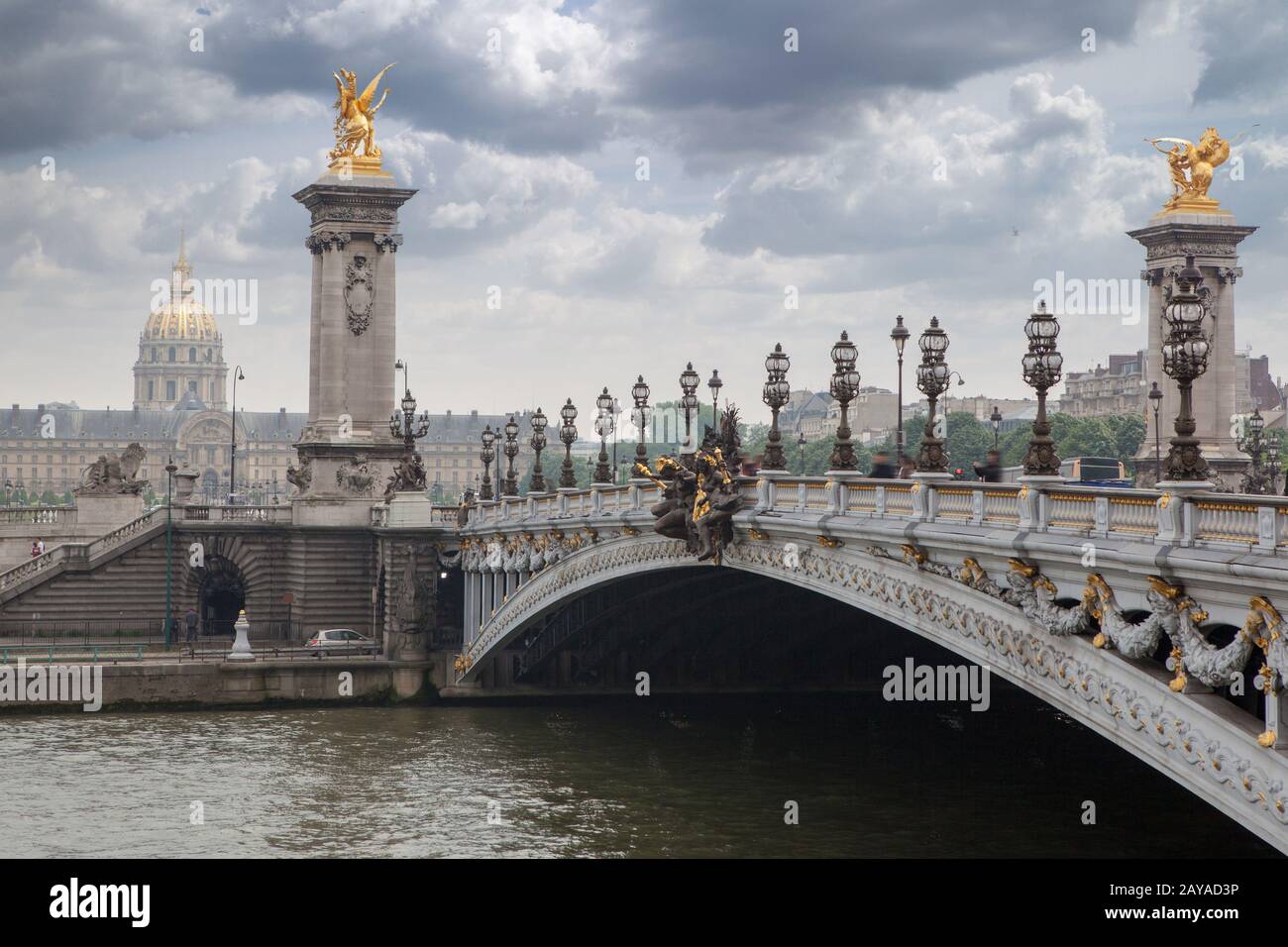 Pont Alexandre III pont surplombant la ville et la rivière, journée nuageuse. France Paris Banque D'Images