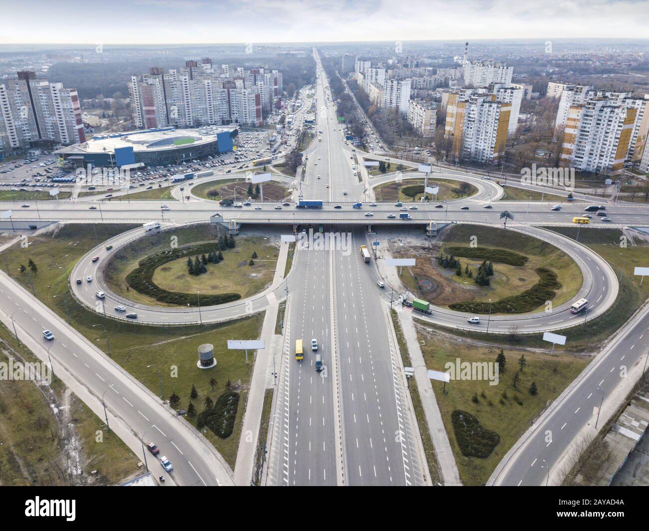 Vue aérienne de la drone sur la jonction de la place Odessa avec la route sous la forme d'un quattrehuile avec des voitures de passage et un Banque D'Images