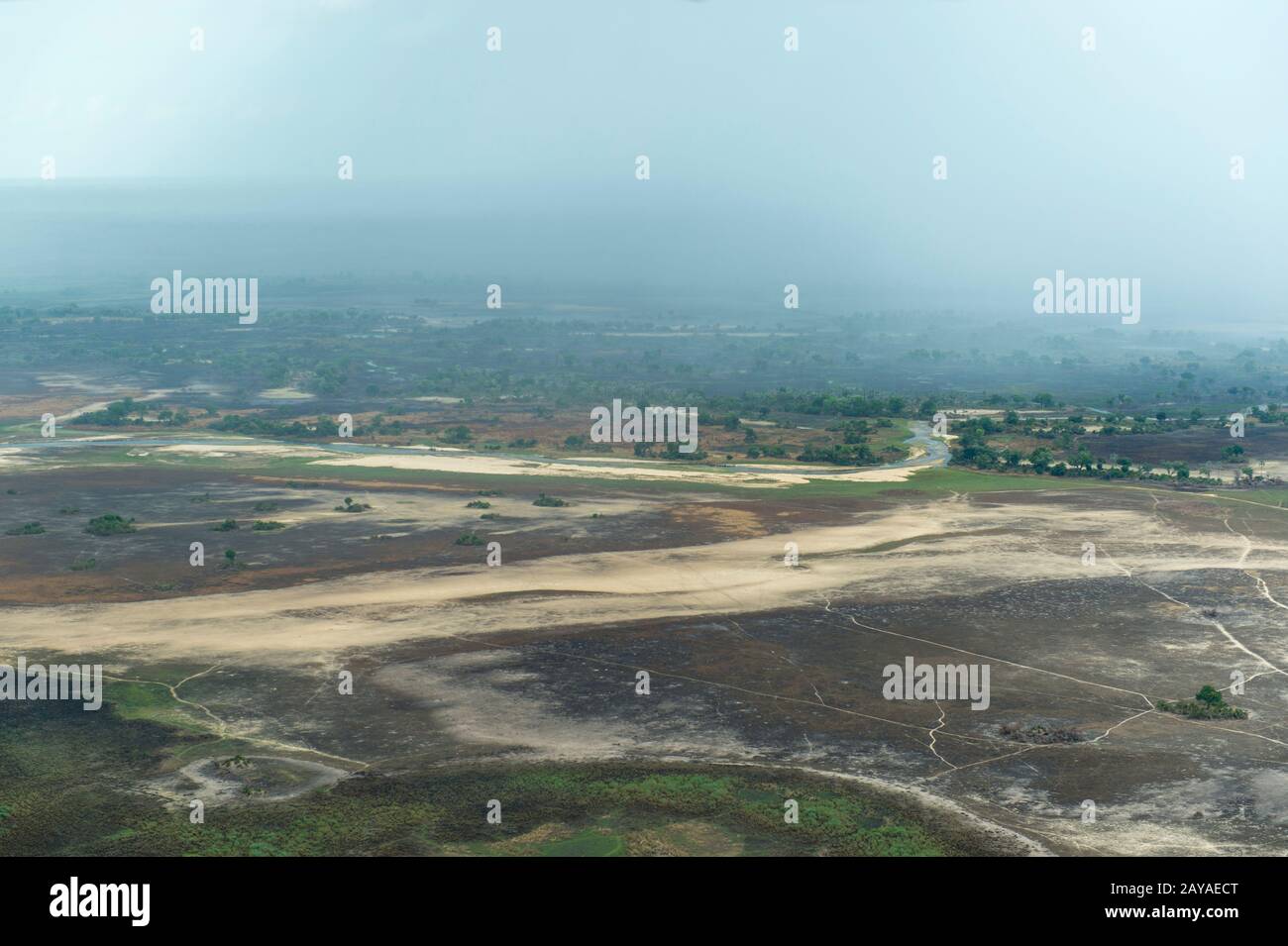 Vue aérienne du paysage avec averses de pluie dans le delta de l'Okavango, au Botswana, qui est presque sans eau après des années de projet. Banque D'Images