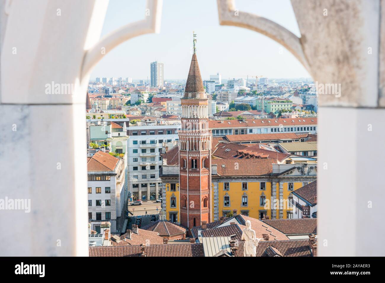 Vue sur la tour de San Gottardo depuis le toit du Duomo à Milan Banque D'Images
