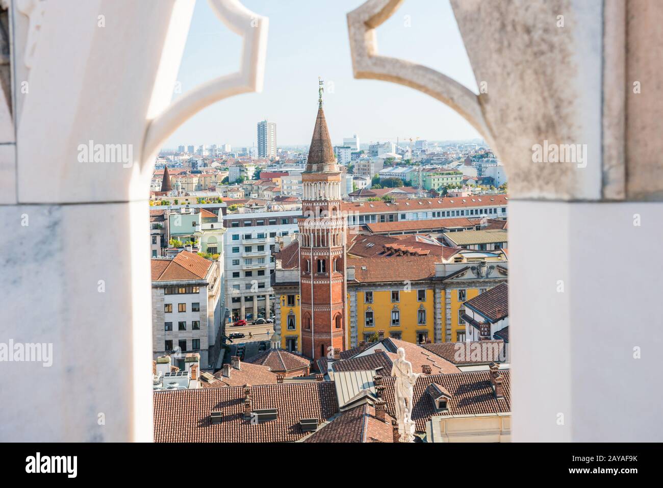 Vue sur la tour de San Gottardo depuis le toit du Duomo à Milan Banque D'Images