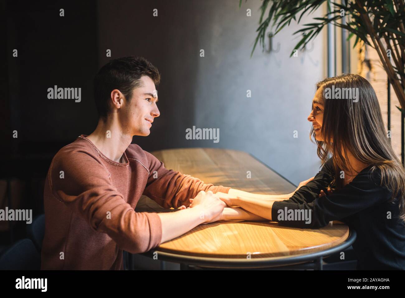 Thème amour et vacances Saint Valentin couple d'étudiants ensemble dans les amoureux hétérosexuels caucasiens hiver à l'intérieur de la CA Banque D'Images