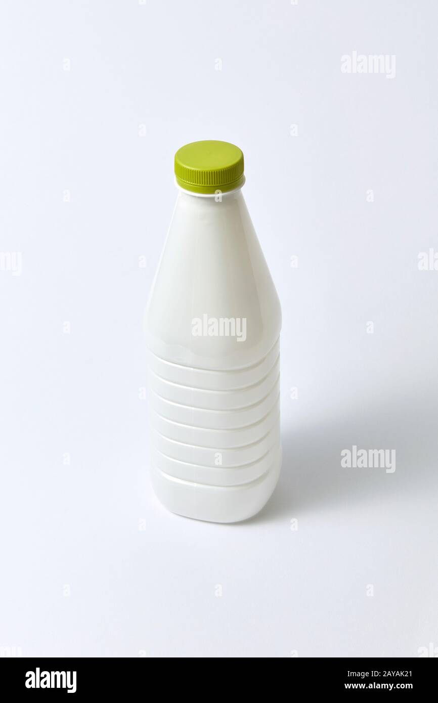 Maquette en plastique de bouteille de lait sur un fond clair. Banque D'Images