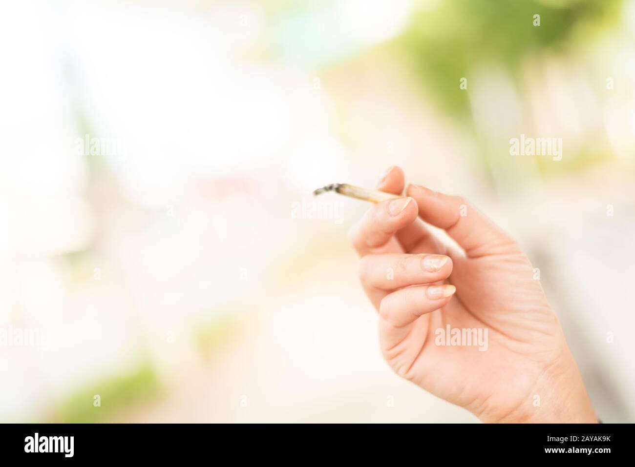 femme fumant et qui tient une cigarette Banque D'Images