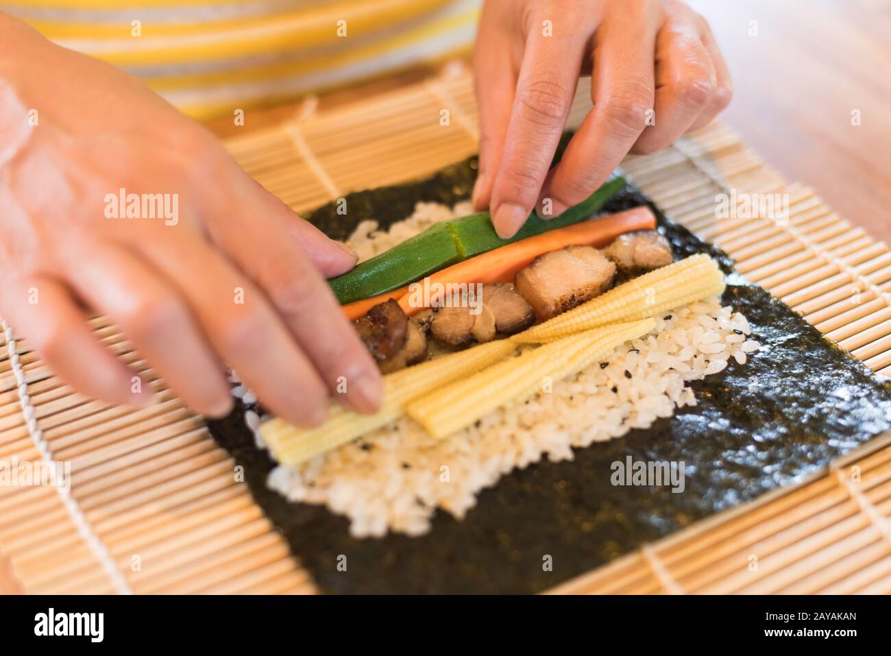 sushi maison sur table Banque D'Images