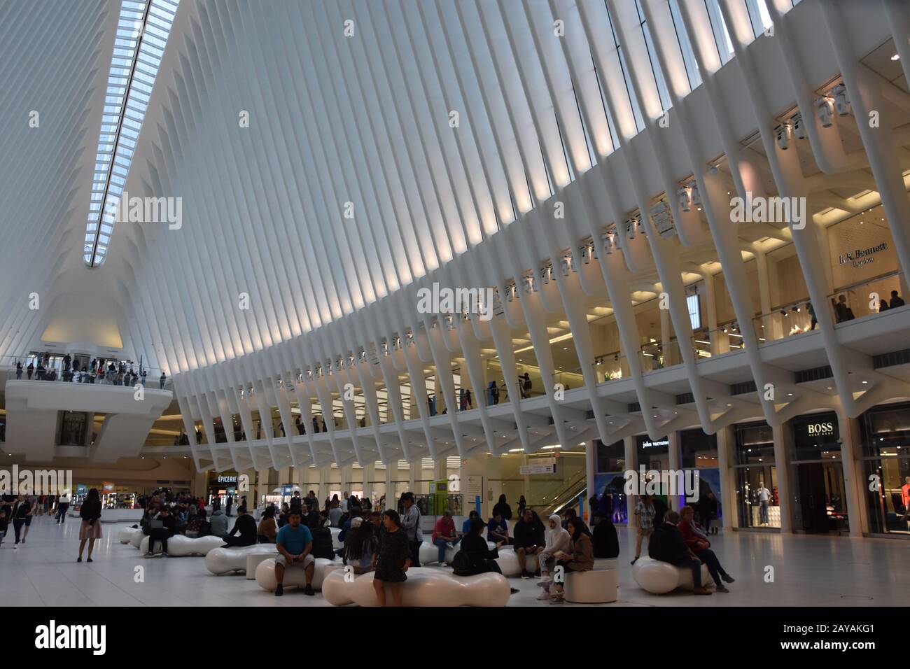 À l'intérieur de l'oculus de la Westfield World Trade Center Transportation Hub à New York Banque D'Images