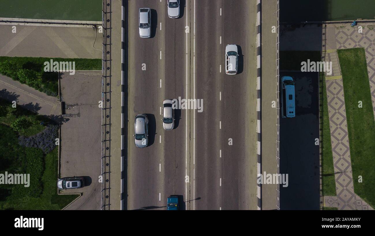 Drone's Eye View - vue de dessus de l'embouteillage urbain avec les voitures et le camion sur le pont Banque D'Images