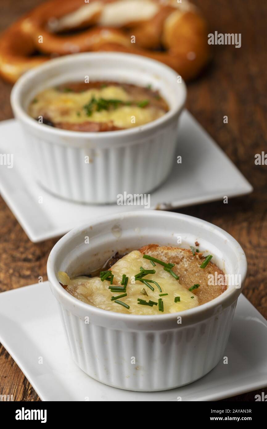 Soupe française à l'oignon sur bois Banque D'Images