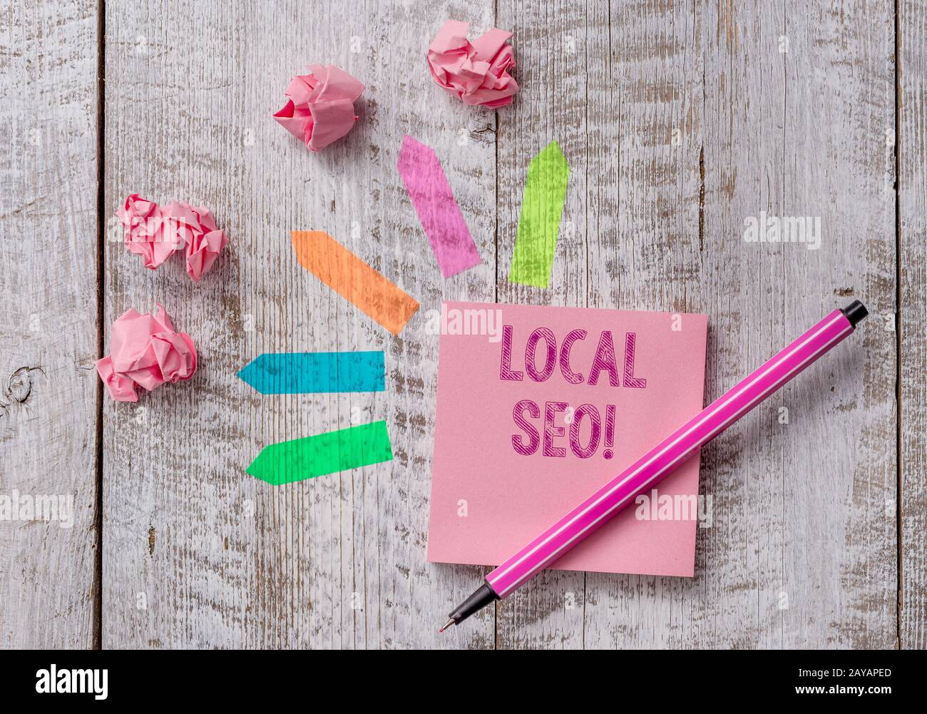 Écriture manuelle conceptuelle montrant le Seo local. Texte photo d'affaires incroyablement efficace pour mettre sur le marché votre proche d'affaires en ligne Note Banque D'Images