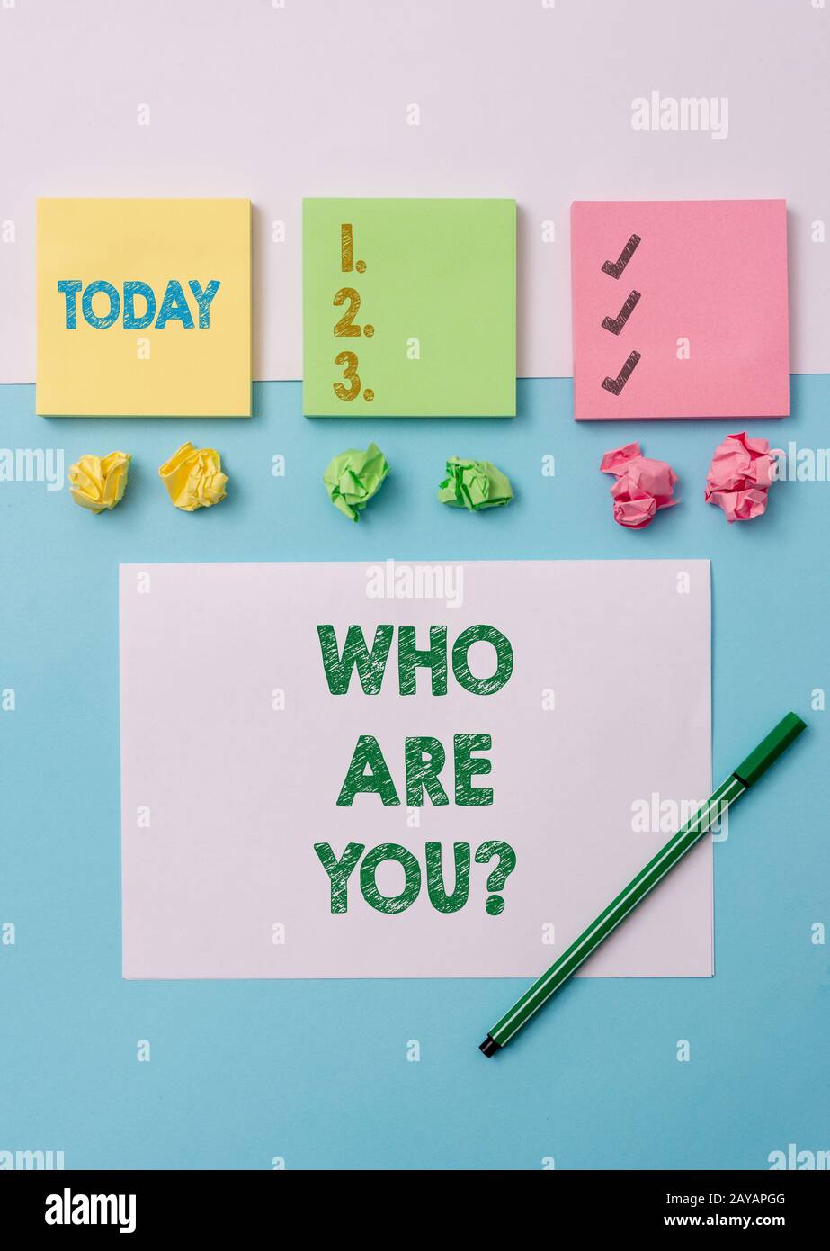 Écriture conceptuelle montrant qui êtes-vous question. Photo d'entreprise texte demandant à propos de quelqu'un d'identité ou de démonstration infor Banque D'Images