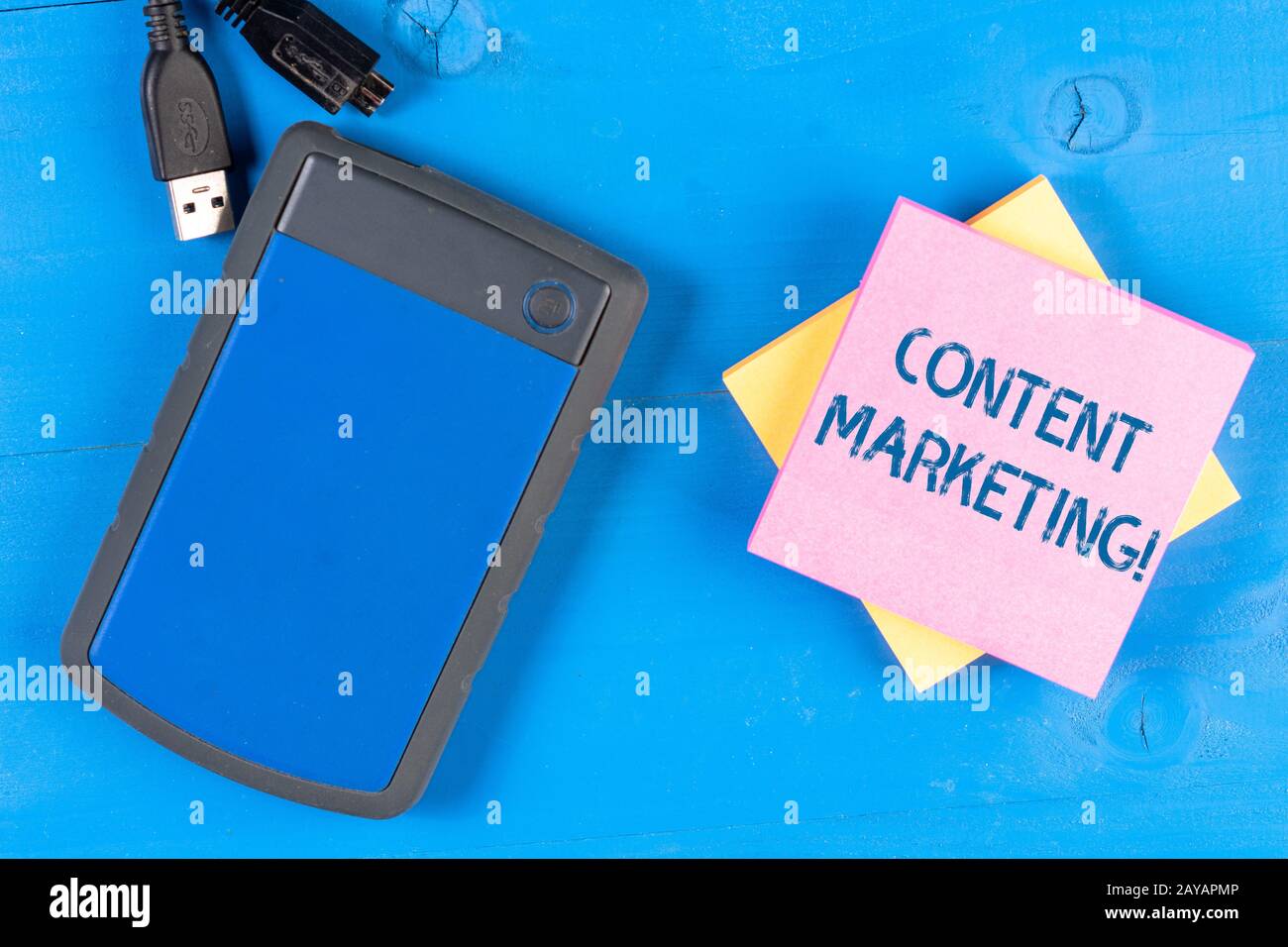 Note écrite montrant Content Marketing. La présentation de photos d'affaires implique la création et le partage de matériel en ligne Electroni Banque D'Images