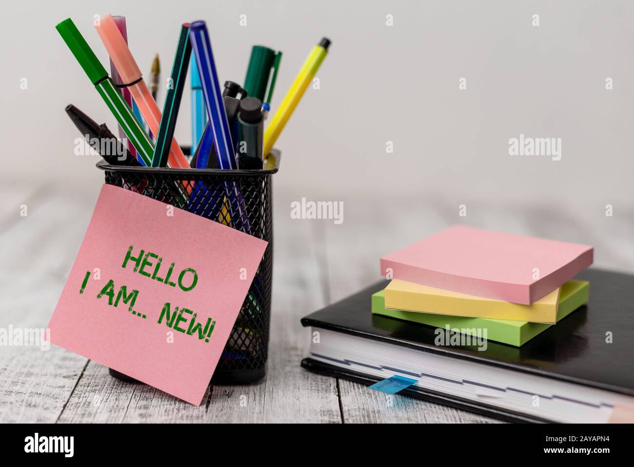 Texte d'écriture Bonjour Je suis nouveau. Concept signification utilisée comme message d'accueil ou pour commencer l'équipement d'écriture de conversation téléphonique et note Banque D'Images