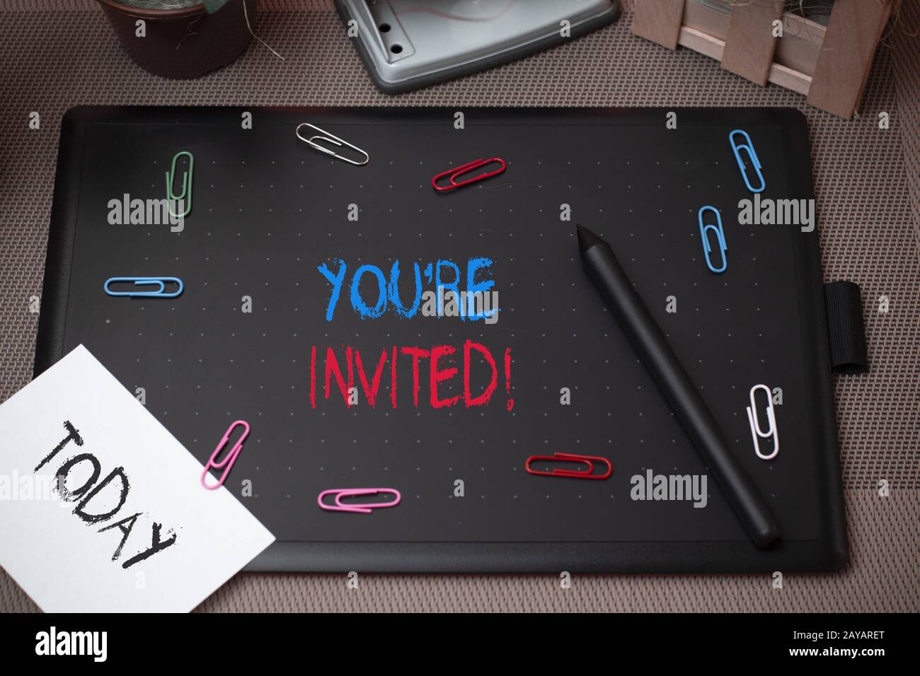 Texte écrit que vous êtes invité à nouveau. Concept d'affaires pour faire une demande polie et amicale à quelqu'un aller quelque part. Banque D'Images