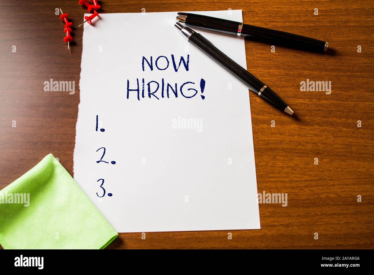 Panneau texte indiquant maintenant l'embauche. Photo conceptuelle évaluation de la relation de travail avec les futurs employés Vierge fixe pa Banque D'Images