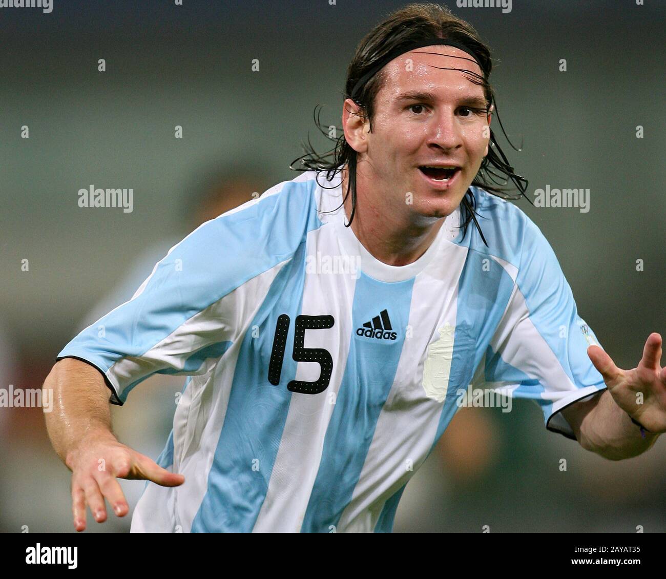 Lionel Messi #15 de l'Argentine célèbre après avoir marqué lors d'un match des Jeux Olympiques de 2008 contre la Hollande au stade olympique de Shanghai le 16 août 2008 Banque D'Images
