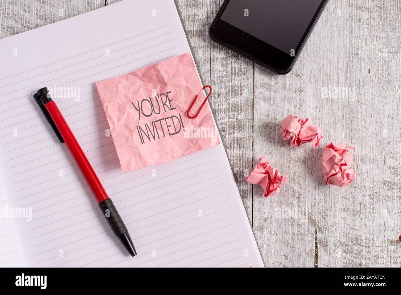 Texte écrit que vous êtes invité à nouveau. Concept d'affaires pour faire une demande polie et amicale à quelqu'un aller quelque part. Banque D'Images